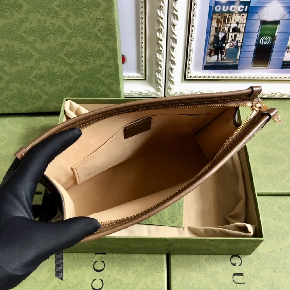 Gucci Aria GG Supreme Medium Pouch